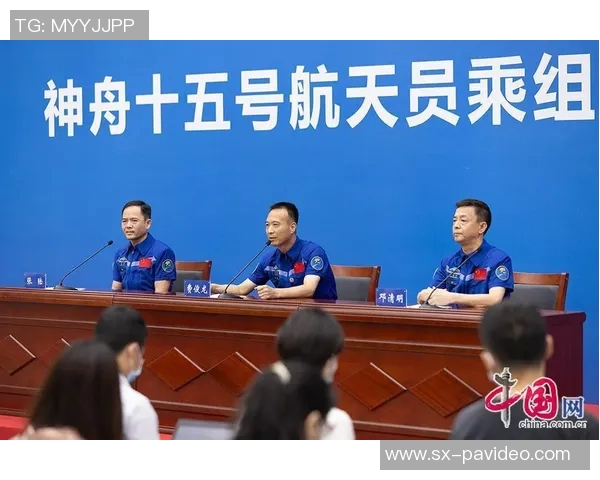 温情一幕!国安全队为厨师举行退休仪式 温情一幕!国安全队为厨师举行退休仪式